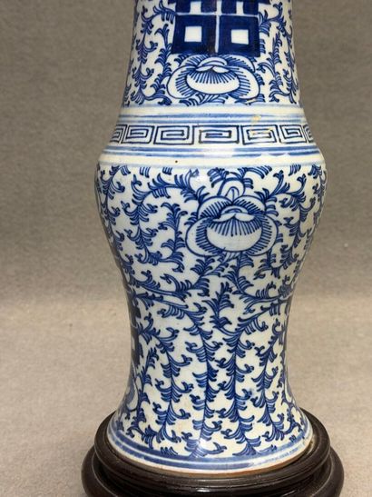 Vase en porcelaine de Chine monté en lampe....