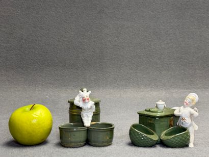 Deux moutardiers en porcelaine à décor de...