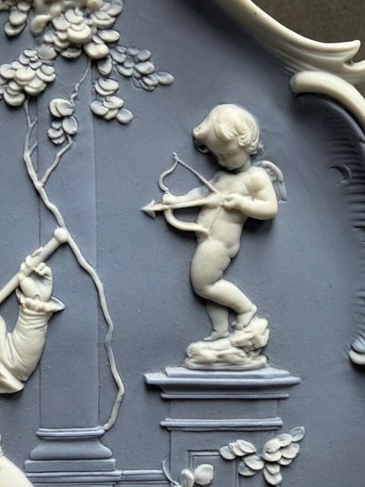 DRESDE
Plaque à décor de scène galante en...