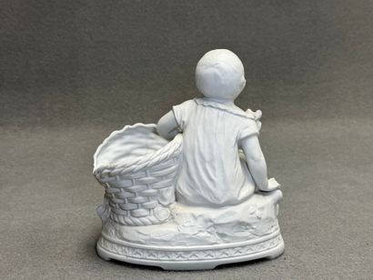 Pot en biscuit à décor de bébé vers 1900....