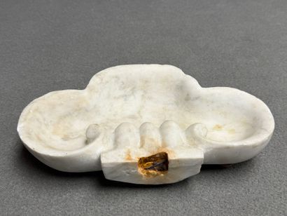 Bénitier en marbre. 
6 x 27,5 x 16 cm. 
...