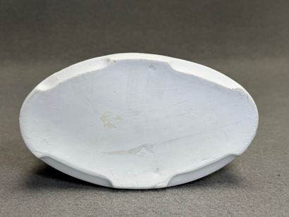 Pot en biscuit à décor de bébé vers 1900....