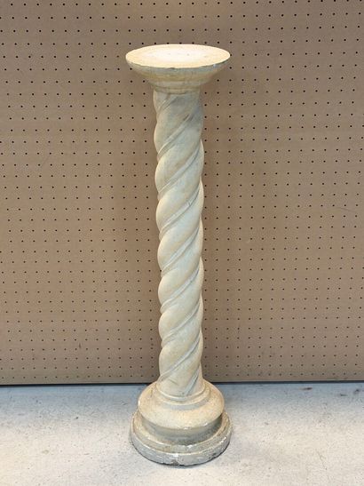 Colonne torsadée en plâtre. 
H. :106 cm....