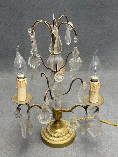 Girandole à trois lumières à pampilles. 
H....