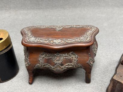 Lot de comprenant: 
Cadre, boite, commode...