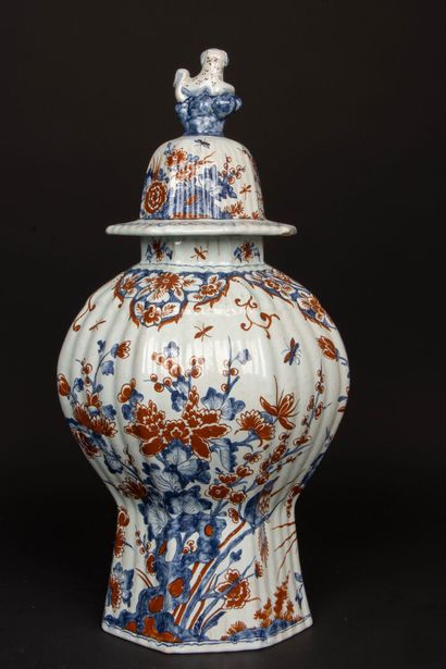 Pot couvert en faïence de DELFT XIX°. 
H....