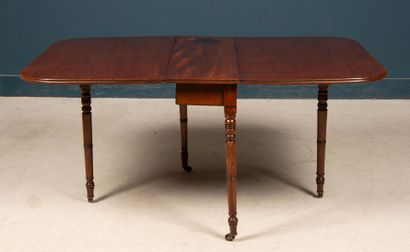 Table à volets en acajou. 
71 x 99 x 33 cm....