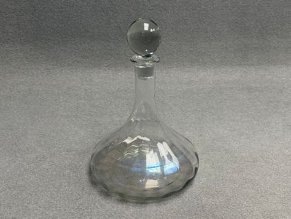 Carafe en verre. 
H. :29 cm.