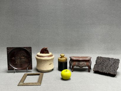 Lot de comprenant: 
Cadre, boite, commode...