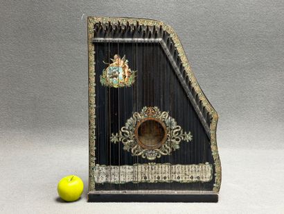 Cithare en bois.
6 x 49 x 36 cm. 
fente.