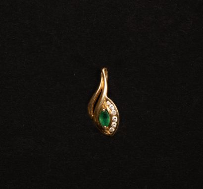 Gold pendant set with a navette-cut emerald.
750°/00...