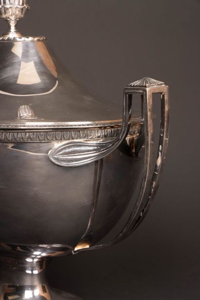 Soup tureen with silver-plated metal handles.
Empire...