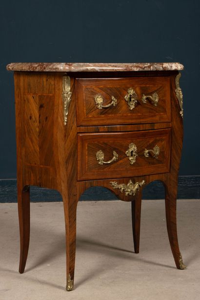 Jumping chest of drawers in amaranth and...