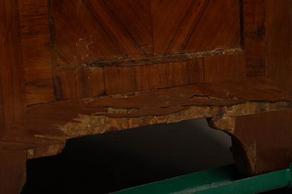 Chest of drawers in frieze, marble top, opening...