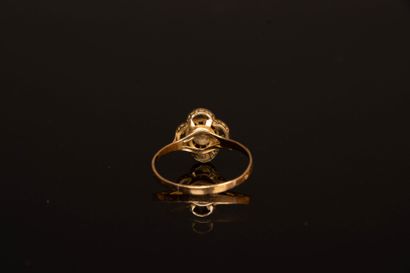 Gold ring, four-lobed top, small diamonds...