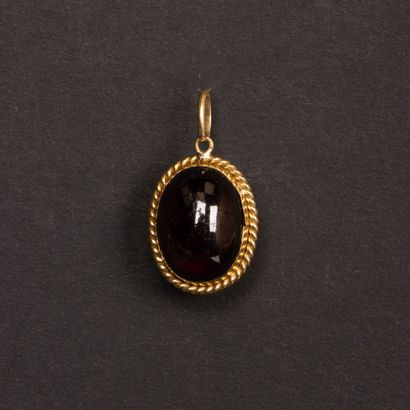 Ovoid garnet medallion set in gold.
750°/00...