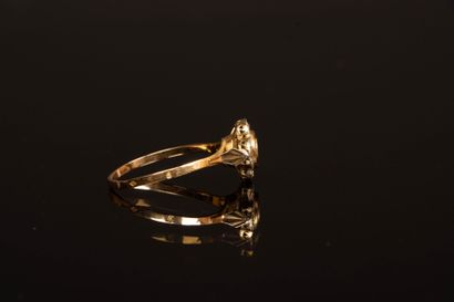 Gold ring, four-lobed top, small diamonds...