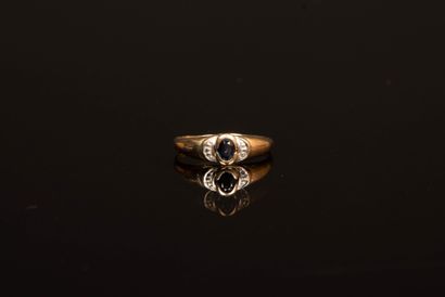 Gold ring set with a small sapphire.
750°/00...