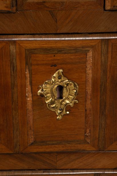 Chest of drawers in frieze, marble top, opening...
