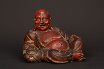 CHINA
Important finely carved polychrome...