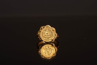 Gold ring set with a Mexican gold coin, dos...