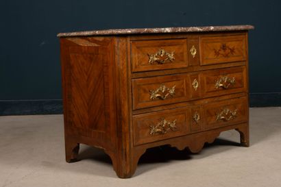 Chest of drawers in frieze, marble top, opening...