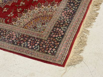 Handmade wool rug.
220 x 155 cm.
Wear