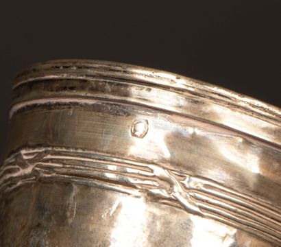 Two silver kettledrums.
Silver 925°/00, minerve.
H:...