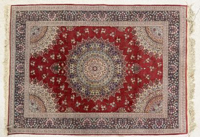 Handmade wool rug.
220 x 155 cm.
Wear