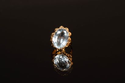 Yellow gold ring set with an oval aquamarine...
