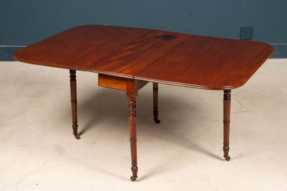 Mahogany shutter table. 
71 x 148 x 99 cm...