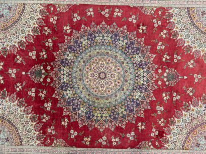 Handmade wool rug.
220 x 155 cm.
Wear