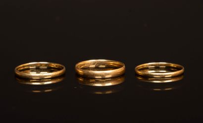 Three gold wedding rings.
750°/00 gold. 
TDD...