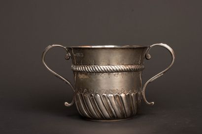 Porringer cup in 950-milliliter silver, centered...