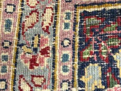 Handmade wool rug.
220 x 155 cm.
Wear