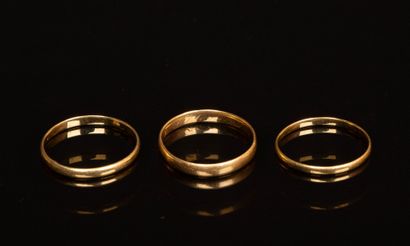 Three gold wedding rings.
750°/00 gold. 
TDD...