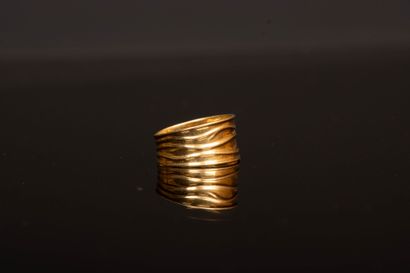 Large irregular gold ring.
750°/00 gold.
TDD:...