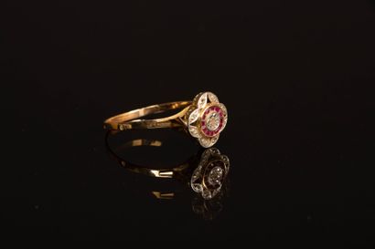 Gold ring, four-lobed top, small diamonds...
