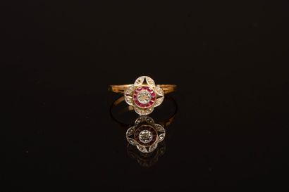 Gold ring, four-lobed top, small diamonds...