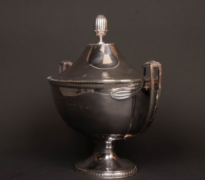 Soup tureen with silver-plated metal handles.
Empire...