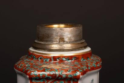 Earthenware bottle decorated with a Chinese...