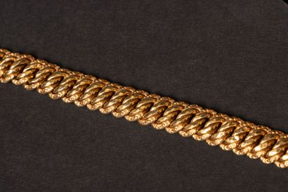 Gold bracelet, flat twisted link.
750°/00...