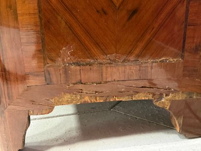 Chest of drawers in frieze, marble top, opening...