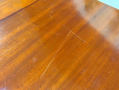 Mahogany shutter table. 
71 x 148 x 99 cm...