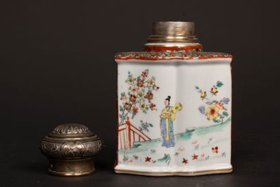 Earthenware bottle decorated with a Chinese...