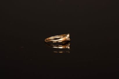 Gold ring set with a small sapphire.
750°/00...