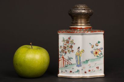 Earthenware bottle decorated with a Chinese...