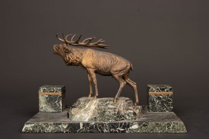 Marble desk inkwell surmounted by a patinated...