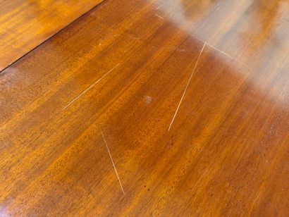 Mahogany shutter table. 
71 x 148 x 99 cm...