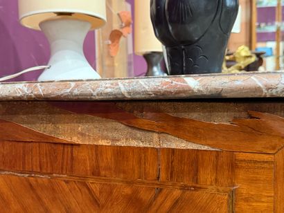 Chest of drawers in frieze, marble top, opening...